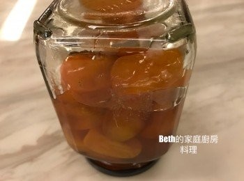 step7: 趁熱將金棗及糖槳舀入玻璃瓶中，蓋上蓋子，倒扣、放涼，冷藏冰存，開封後儘速食用完畢為宜