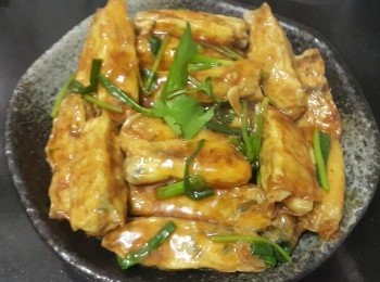 step14: 材料：

腐皮卷 3塊（約180克）
鮮木耳 195克
黃酒 少許
椰菜 100克
免治豬肉 200克
銀牙 320克
唐芹 少許
芫茜 1棵
蔥 1棵
薑蓉 少許
乾蔥(切碎) 少許
蒜頭(切碎) 少許
雞蛋 1 隻
胡椒粉 少許
生粉 少許
糖 少許
雞粉 少許
麻油 少許
紫菜芝麻 少許

餡料做法 :

椰菜清洗後切絲備用 , 將蔥 , 薑, 芫茜 , 芹菜切碎 , 鮮木耳用薑片,黃酒汆水切絲備用 , 再將這些餡料 , 用少少蒜頭 , 乾蔥爆炒隔去水份, 用大碗加入其他材料及調味料撈好 , 放入雪