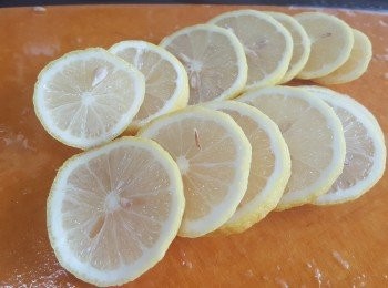 step2: 將檸檬切片，去核，備用。