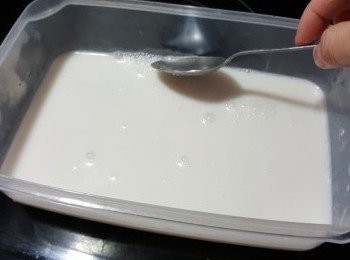 step6: 將以煮溶椰汁倒入長方盤中,筆走多餘的泡沫,灘凍後放入雪櫃雪至凝固