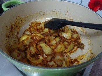 step7: 燒熱1湯匙油，細火爆香洋蔥爆炒一會，中間撥開一空間，下小許油爆香咖喱醬 (如太乾可加小許水份)