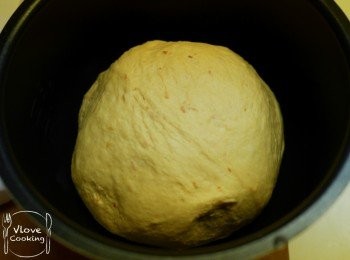 step6: 之後將麵團放入容器內, 蓋上濕布或保鮮紙, 發酵至2倍大(約1小時)- 第1次發酵