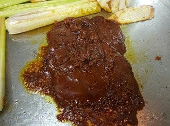 step11: 熱油爆香香茅及南薑，有香味後，加入冬陰醬略爆，但要用很細的火，甚至乎要先熄火