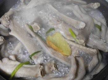step1: 鵝掌剪去指甲。。。與鵝翼ㄧ併洗淨。。。放入薑葱水內氽水3分鐘。。。取出 !