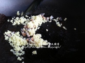 step7: 鑊中加少許油燒熱 , 加入薑粒 , 鹹魚粒炒至有香味