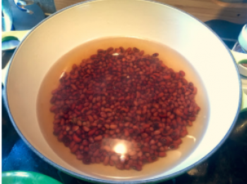 step2: 第二日連紅豆水加多少少水（要浸過紅豆）， 將紅豆煲淋。
我煲咗大約一個鐘～