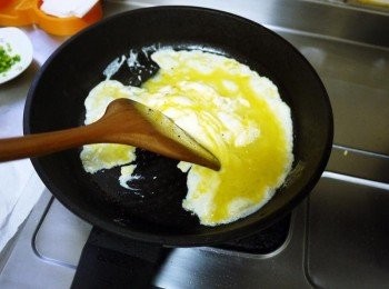 step4: 放入少許的油，將蛋用慢慢推的方式煮成滑蛋，