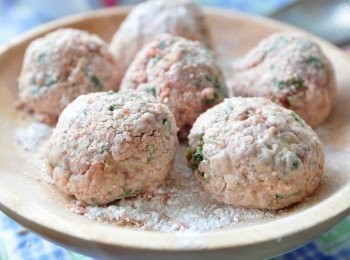 step4: 裝盛的盤子灑上適量的地瓜份置放塑形好的起司丸，才不會因部份出水而沾黏