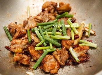 step5: 起鍋前加入蔥段與鹽巴、糖調味，並從鍋邊嗆入紹興酒(花雕酒)即可起鍋。