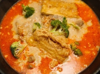 step7: 將綠花椰菜和豆皮放入湯中煮熟，最後和全麥麵一起盛盤，並灑上豆芽和香菜就完成了喔。