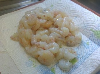 step3: 除去蝦腸， 再用廚紙徹底索乾備用