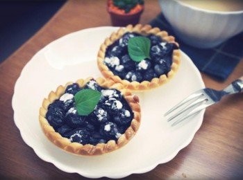 step4: see~~~是不是很簡單呀^^" 在烤好的藍莓塔上撒上些許糖粉~~~