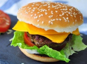 step8: 最後放上漢堡排和面包，便大功告成