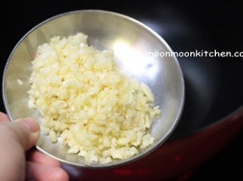 step3: 蒜頭切碎，葱切粒。