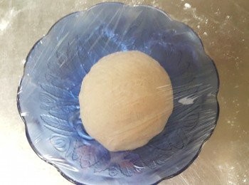 step1: 準備大碗倒入中筋麵粉,紅豆湯用網子將湯與顆粒分開後直接拌入瀝起來的湯汁 揉成麵糰後靜置30分備用