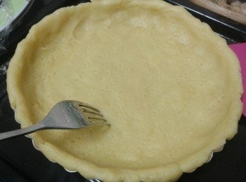 step4: 用叉在撻皮上刺孔