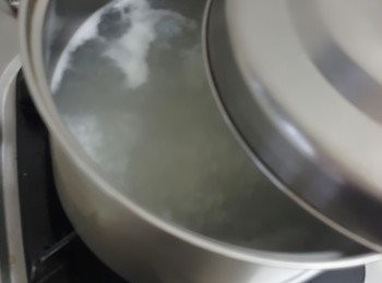 step3: 豬肉醃15分鐘，果皮用滚水浸軟後刮去白色的囊，剪成幼絲