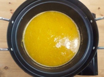 step3: 步驟3：
待湯煮滾後，調入鹽、白胡椒粉、白酒，將太白粉倒入鍋中勾芡，關火後灑上巴西里、吐司丁即可食用。