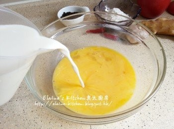 step1: 雞蛋打入碗中拌勻成蛋液 , 加入無糖豆漿及鹽拌勻