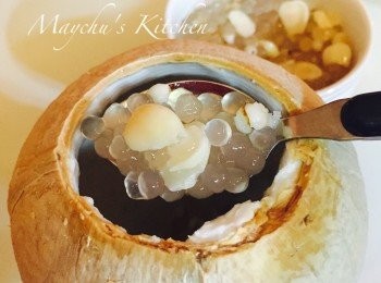 step4: 將椰皇水倒出，加入鮮奶攪拌均勻，椰皇一般夠清甜，如不夠甜再加糖。將剛才準備好的西米、薏米和南北杏分成五份裝入椰殼內，再注入鮮奶混合物至9分滿。