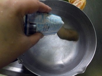 step3: 將一包寒天用4碗的冷水將粉末攪拌均，再放置爐火煮滾，