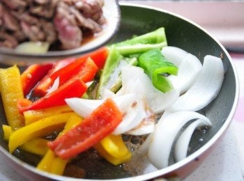 step6: 再將炒牛肉的湯汁倒入鍋內拌炒