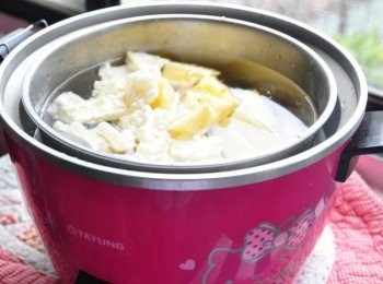 step2: 將所有<span class="group_1">食材</span>放入電鍋中加入冷水約8分水位，外鍋則是1杯半水