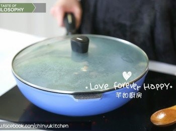 step8: 蓋上鍋蓋至再一次滾起後， 轉細火燜煮25至30分鐘