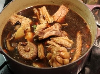step6: 肉骨茶可以配白飯或油條吃，也可以用醬油加些蒜和辣椒末沾肉伴吃。