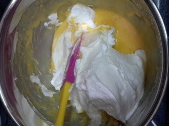 step9: 蛋黄麵糊中加入約1/3份量的蛋白霜， 用橡皮刮刀混合均勻