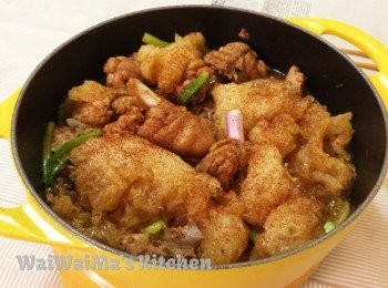 step5: 最後下魚肚、蔥段吸收海味湯汁味
拌勻加蓋5分鍾
小火加一個薄薄的生粉獻
灑上蝦子即成