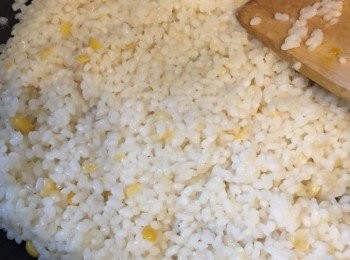 step5: 每次炒至快乾身時再落湯（自行酌量濃稠度）至米完全熟透。