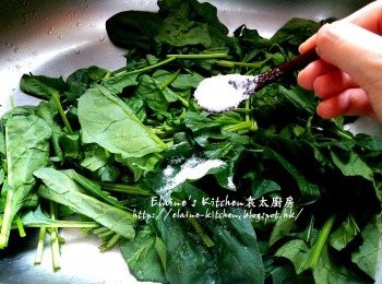 step4: 翌日將菠菜去頭切段  ,加少許鹽浸過面靜待10分鐘後用水沖洗乾淨