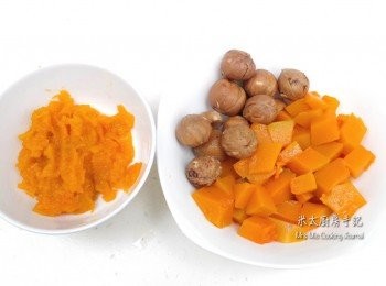 step2: 栗子洗淨，放入一煲滾水中煮10分鐘，不要開蓋，焗10分鐘。把栗子取出，去皮去殼備用。
南瓜去皮去籽，切成小方塊，隔水蒸5分鐘，取出，把其中的一半的南瓜壓成泥，備用。