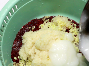 step12: 順序再加入切未的配料。有甜水梨 、薑、大蒜及洋蔥。全部先攪拌均勻。