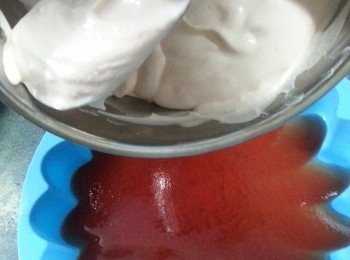 step13: 順時針方向輕輕攪勻，倒入以硬身之啫喱面內,再放入雪櫃雪一晚