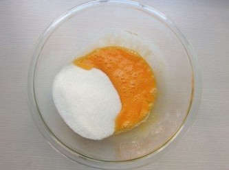 step3: 使用一個大調理碗放入蛋黃及全蛋稍加攪拌,再加入細砂糖攪拌至混合均勻。