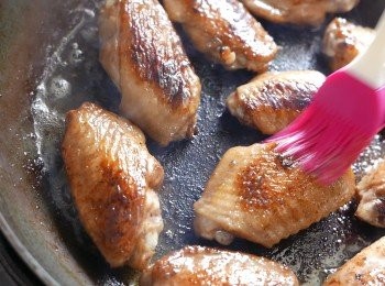 step7: 把黃梅果醬掃上<a href="https://bit.ly/3zHU5V3" target="_blank" data-keyword="雞翼" class="guide-link"><strong>雞翼</strong></a> <span style="display:inline-block;vertical-align:middle;margin-top:-3px;color:initial;border-radius:3px;padding:2px 3px;font-size:12px;line-height:14px;background:#87d300;color:#fff;">即買</span> 兩面後略煎即成。