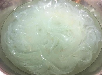 step2: 煮滾熱水，加入粉皮煮5分鐘然後熄火浸約20分鐘撈起瀝乾水備用