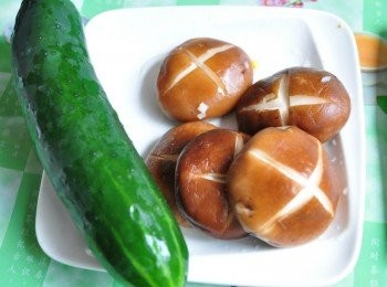 step1: 準備一條大黃瓜沖洗乾淨、鮮香菇表面以刀子切開為十字紋路，香菇蒂拔除