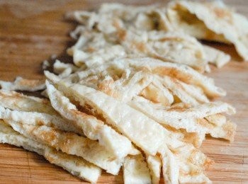 step2: 再下點油，下打發的雞蛋，煎成蛋餅，再切絲備用