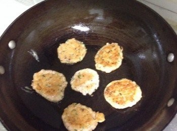 step5: 熱油鍋炸，用勺子舀一勺之後壓扁煎，依次重複，直到材料全部舀完。開小火煎，注意翻轉，不要糊了。