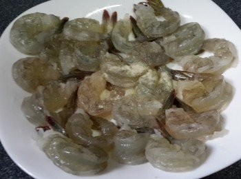 step3: 用刀於蝦背輕輕切一刀，倒入少許海鹽同胡椒粉撈勻