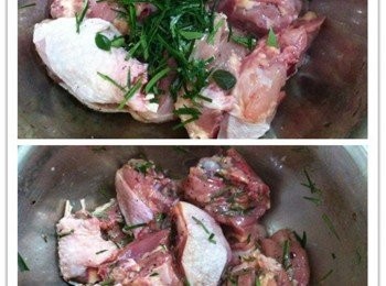 step1: 將雞腿塊加入所有<span class="group_1">食材</span>醃料，放進冰箱腌製3小時。