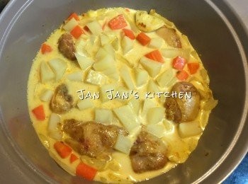 step2: 下椰槳及水搞勻加蓋小火炆煮15分鐘，其間可試味再自行調較鹽與咖哩醬的份量。