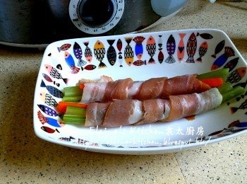 step6: 將西芹條及甘旬條放在煙肉片上卷起(每片煙肉用兩條西芹條及一條甘旬條)