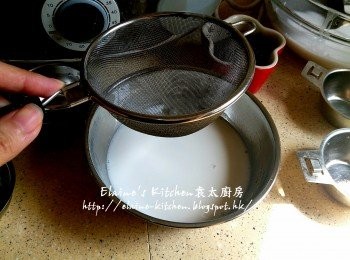 step14: 20分鐘後倒入粉漿內拌勻 , 再用隔篩將粉漿篩一次去除多餘粉粒