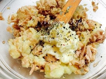 step2: 馬鈴薯焗好後切半，將中間肉的部分刮出來，與牛油拌勻，馬鈴薯皮備用。加呑拿魚及美乃滋拌勻，呑拿魚罐內的多餘油分可以不要。加鹽和黑椒調味。加刁草增加香氣，可省略。