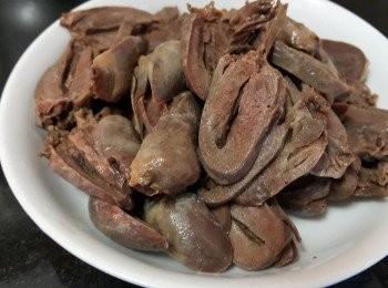 step1: 台灣鴨心，或可買新鮮鴨心，用薑片出水切件備用