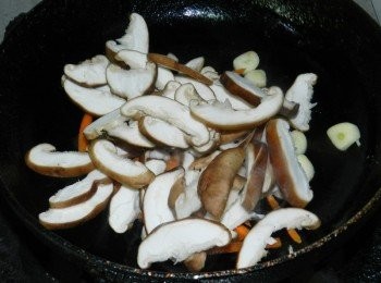 step4: 起一油鍋，將所有材料入鍋快炒